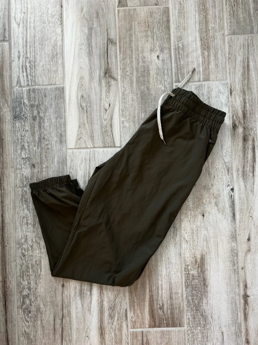 Vuori Women's Miles Jogger Size Small Oregano Green Like New - Picture 8 of 12